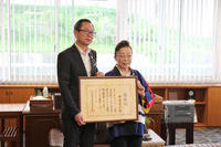 下呂市女性防火クラブ会長の中島富子さんと下呂市長