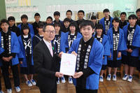 小坂中学校生徒への下呂市ふるさと観光大使委嘱式の画像