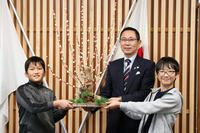 尾崎小学校5年生代表者から贈呈