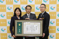 農事功績者表彰を受賞された栃本さんと下呂市長