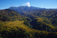 【御嶽山】噴煙を上げる御嶽山と溶岩流