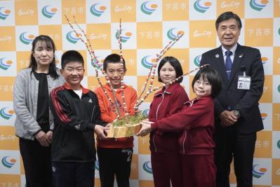 上原小学校より花餅寄贈