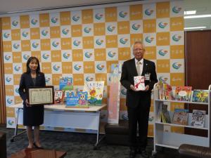 岐阜県民共済生活協同組合図書寄贈感謝状贈呈式１