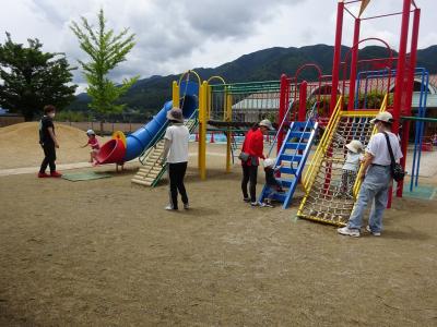 こども園の遊具で遊ぶ子供たち