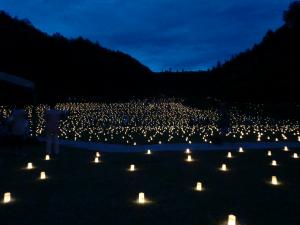 １万個のキャンドルがともされた幻想的な風景写真