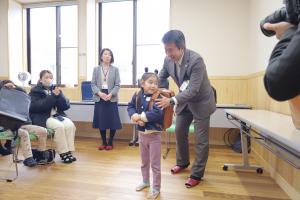 新小学1 年生にランドセルを贈呈