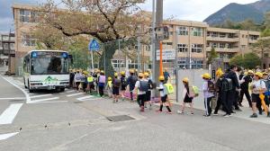 萩原小学校、一斉下校の風景