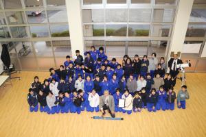 小坂中学校で天体望遠鏡贈呈式