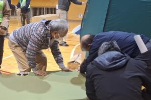 避難所の近隣住民など50 人が参加