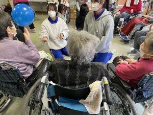 園児・生徒が小坂老人保健施設を訪問