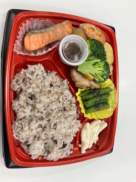 雑穀米弁当　チキンと蒸し野菜