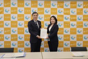 齊藤座長から山内市長へ提言書が提出されました