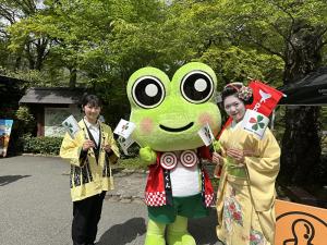 地域おこし協力隊の2人とげろぐるくん