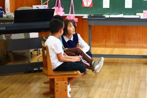 校長先生の話を聞く児童