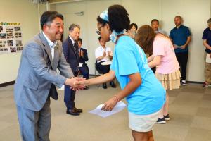 記念品授与の際の田口副市長と尾里議長