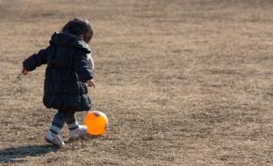 ボールで遊ぶ子ども