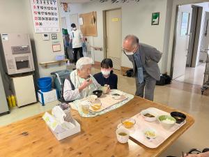 食事の様子1