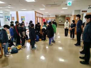 小坂小4年生千羽鶴贈呈1