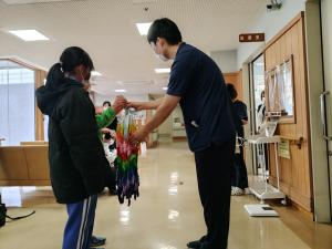 小坂小4年生千羽鶴贈呈2